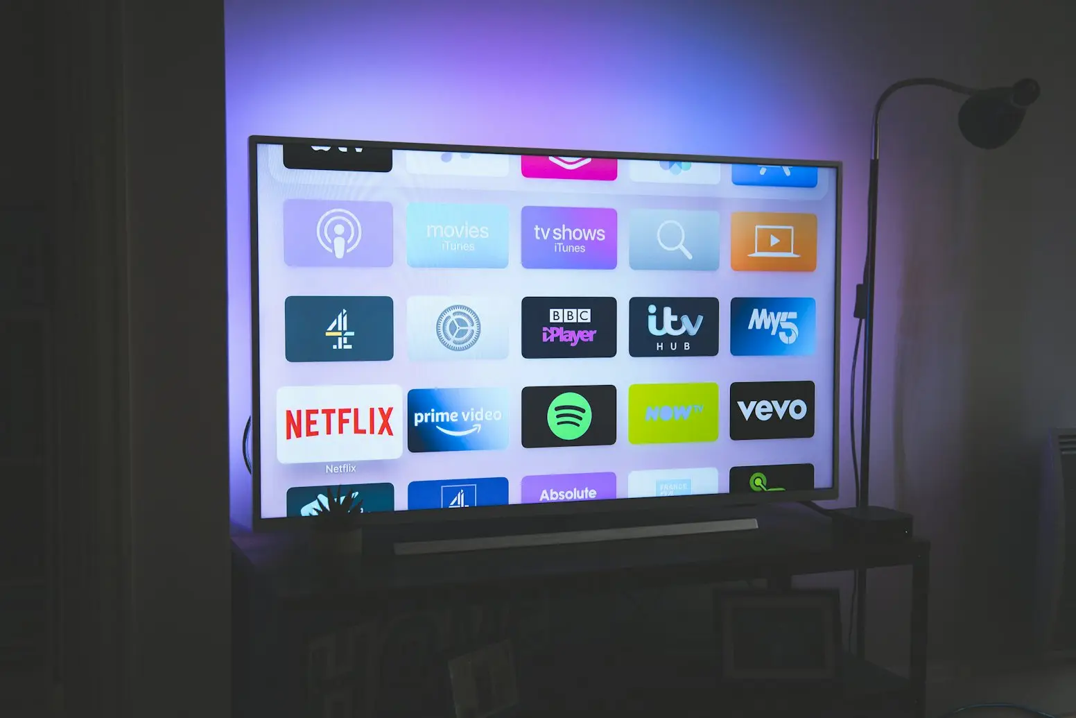 Salonda duvara monte edilmiş LED televizyon