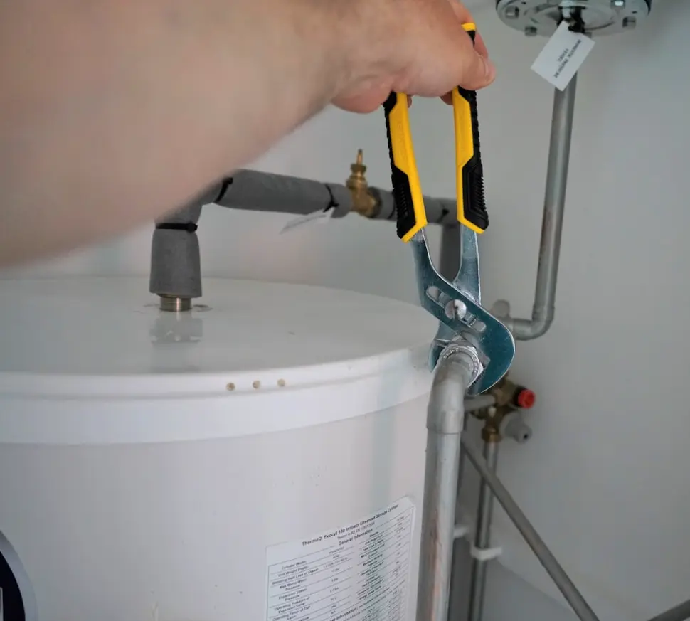 Kombi bağlantıları üzerinde çalışan teknik servis çalışanı